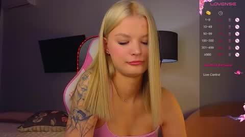 Snapshot of lovely_babyy chatting on 11-07-25, 01:00 Jenny online show from 11-07-25, 01:00