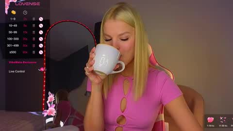 Snapshot of lovely_babyy chatting on 11-12-25, 05:13 Jenny online show from 11-12-25, 05:13