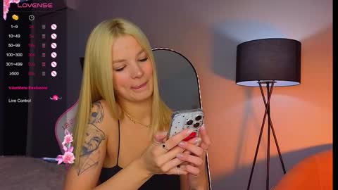 Snapshot of lovely_babyy chatting on 11-24-25, 10:48 Jenny online show from 11-24-25, 10:48