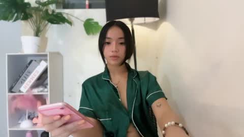 Snapshot of lovely_leah23 chatting on 06-11-26, 02:53 lovely_leah23 online show from 06-11-26, 02:53