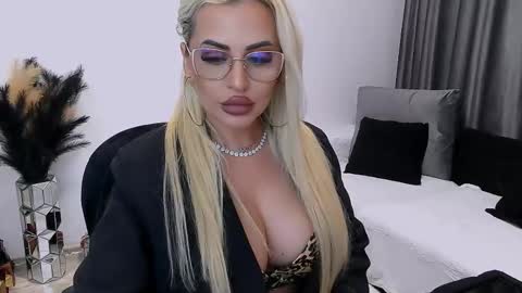 Snapshot of lovelyblondyxxx chatting on 10-27-25, 12:04 PrAllinXXXa online show from 10-27-25, 12:04
