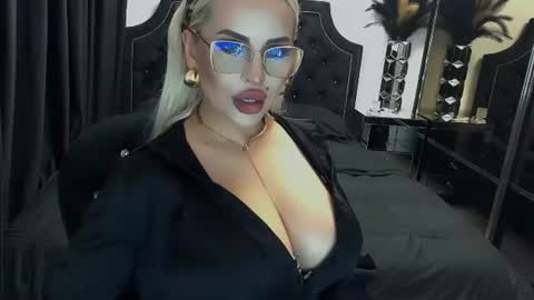 Snapshot of lovelyblondyxxx chatting on 06-12-26, 10:19 PrAllinXXXa online show from 06-12-26, 10:19