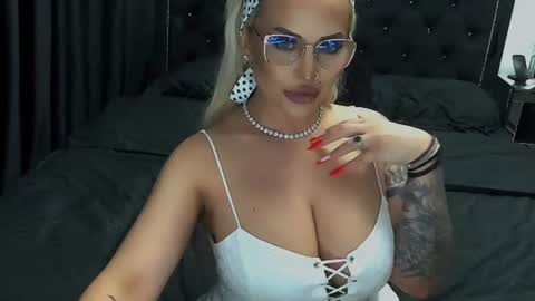 Snapshot of lovelyblondyxxx chatting on 06-18-26, 10:36 PrAllinXXXa online show from 06-18-26, 10:36