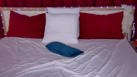 Snapshot of lovelycaroline_ chatting on 11-21-25, 01:26 Caroline online show from 11-21-25, 01:26