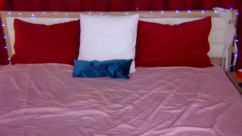 Snapshot of lovelycaroline_ chatting on 11-27-25, 01:29 Caroline online show from 11-27-25, 01:29