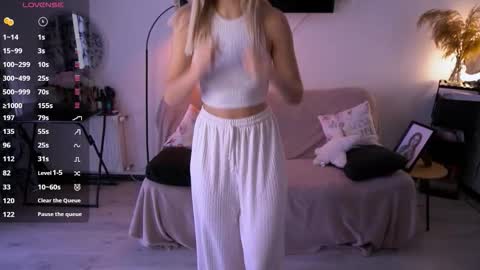 Snapshot of lovelyspacee chatting on 10-14-25, 10:27 Anna online show from 10-14-25, 10:27