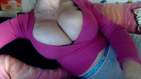 Snapshot of lovelywoman22 chatting on 02-21-25, 03:23 lovelywoman22 online show from 02-21-25, 03:23