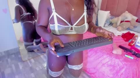 L O V E  online show from 02-15-25, 03:06