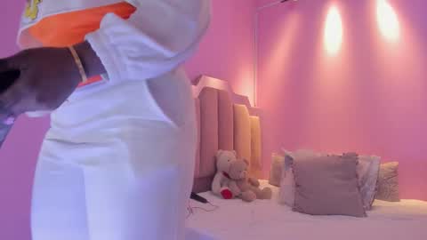 L O V E  online show from 10-01-25, 12:00