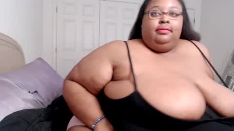 Snapshot of loves_aura chatting on 01-21-25, 01:39 Alyson online show from 01-21-25, 01:39