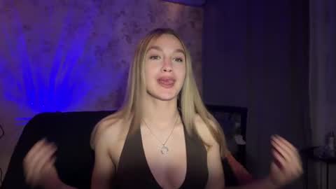 Snapshot of lovia_ chatting on 06-18-26, 07:07 Lana online show from 06-18-26, 07:07