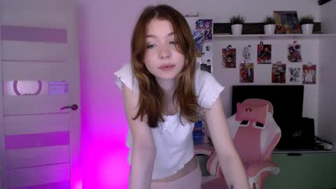 Snapshot of lower_angel chatting on 12-27-24, 03:31 Loly online show from 12-27-24, 03:31