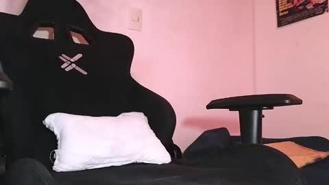 Snapshot of luan_goon chatting on 12-22-25, 02:36 online show from 12-22-25, 02:36