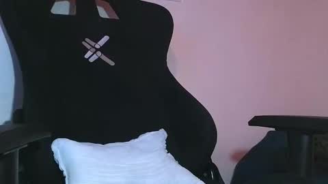 Snapshot of luan_goon chatting on 12-23-25, 02:42 online show from 12-23-25, 02:42