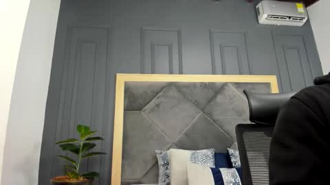 luca_morettii online show from 10-15-25, 12:27