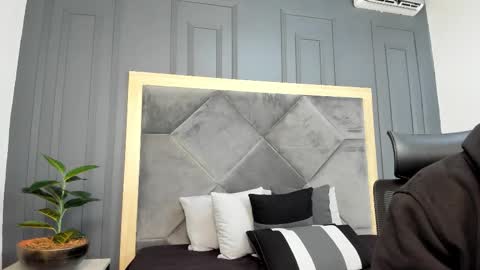 luca_morettii online show from 11-14-25, 12:04