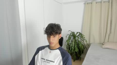 lucacosta19 online show from 05-08-26, 07:41