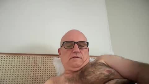 Snapshot of lucas10004 chatting on 10-13-25, 05:18 lucas10004 online show from 10-13-25, 05:18