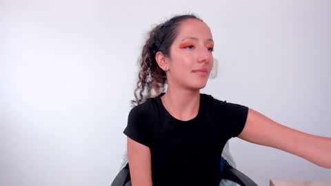 Snapshot of lucia_fuster chatting on 05-05-26, 10:18 Lucia online show from 05-05-26, 10:18