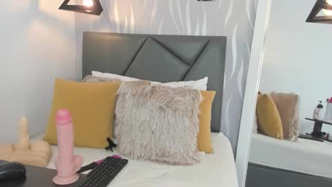 Lucia online show from 11-29-25, 06:44