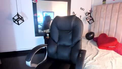 Lucia Vonne online show from 10-18-25, 12:35