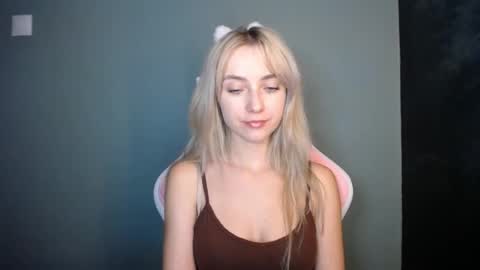 Snapshot of luciacam20 chatting on 06-21-26, 06:43 Lucy online show from 06-21-26, 06:43