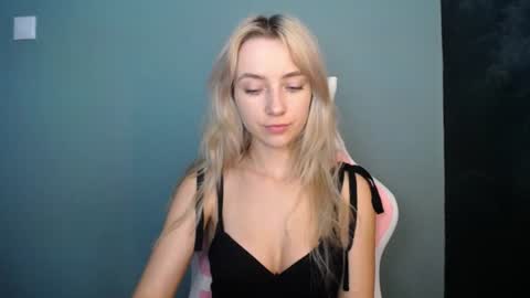 Snapshot of luciacam20 chatting on 06-22-26, 12:24 Lucy online show from 06-22-26, 12:24