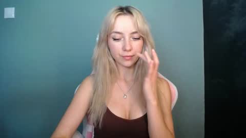 Snapshot of luciacam20 chatting on 06-23-26, 12:36 Lucy online show from 06-23-26, 12:36