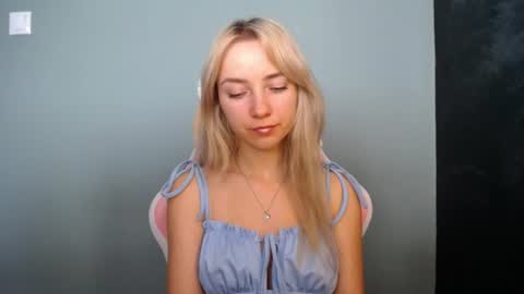 Snapshot of luciacam20 chatting on 06-24-26, 06:34 Lucy online show from 06-24-26, 06:34
