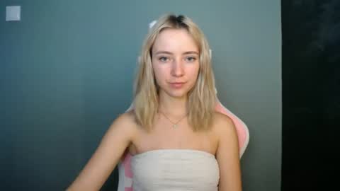 Snapshot of luciacam20 chatting on 07-07-26, 06:38 Lucy online show from 07-07-26, 06:38