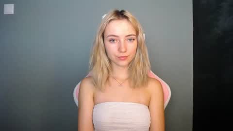 Snapshot of luciacam20 chatting on 07-07-26, 06:47 Lucy online show from 07-07-26, 06:47
