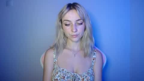 Snapshot of luciacam20 chatting on 07-16-26, 06:25 Lucy online show from 07-16-26, 06:25