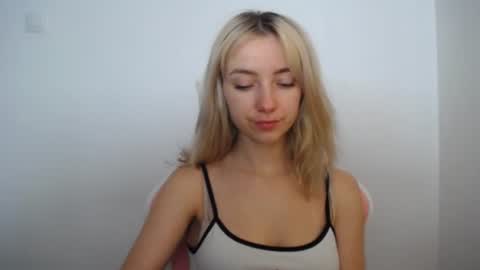 Snapshot of luciacam20 chatting on 07-18-26, 06:28 Lucy online show from 07-18-26, 06:28