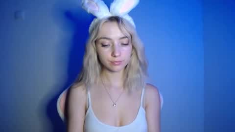 Snapshot of luciacam20 chatting on 07-24-26, 06:50 Lucy online show from 07-24-26, 06:50