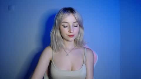 Snapshot of luciacam20 chatting on 07-26-26, 06:15 Lucy online show from 07-26-26, 06:15