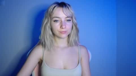 Snapshot of luciacam20 chatting on 07-28-26, 07:39 Lucy online show from 07-28-26, 07:39