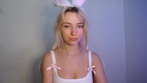Snapshot of luciacam20 chatting on 07-30-26, 12:15 Lucy online show from 07-30-26, 12:15
