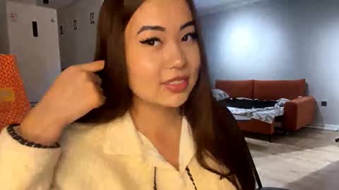 Snapshot of lucialostroh chatting on 10-31-25, 12:17 Kira online show from 10-31-25, 12:17