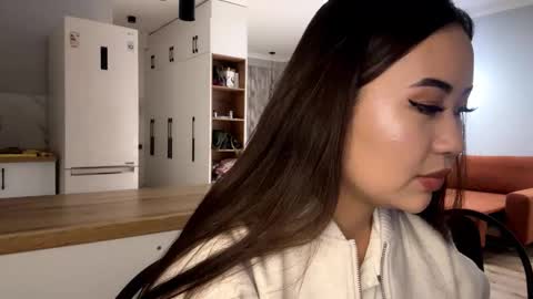 Snapshot of lucialostroh chatting on 11-02-25, 12:18 Kira online show from 11-02-25, 12:18