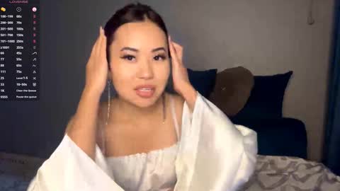 Snapshot of lucialostroh chatting on 12-15-25, 04:55 Kira online show from 12-15-25, 04:55