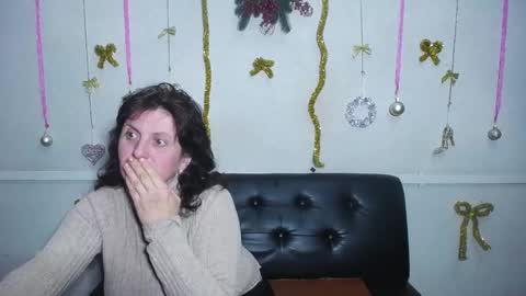 Snapshot of luciami chatting on 12-19-24, 10:00 LuciaMi online show from 12-19-24, 10:00
