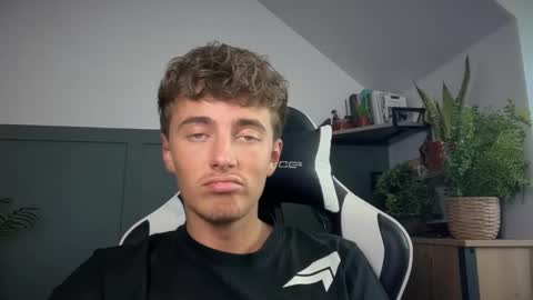 Snapshot of luciancrowe chatting on 09-08-25, 03:22 Lucian online show from 09-08-25, 03:22