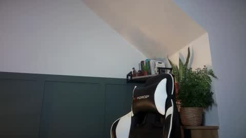 Snapshot of luciancrowe chatting on 09-09-25, 10:09 Lucian online show from 09-09-25, 10:09