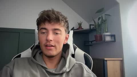 Snapshot of luciancrowe chatting on 09-23-25, 02:09 Lucian online show from 09-23-25, 02:09