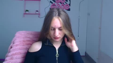 Snapshot of lucieamour_ chatting on 11-15-25, 12:13 Lucie online show from 11-15-25, 12:13