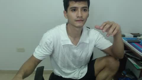 Snapshot of lucifferr_ chatting on 02-22-25, 01:22 leonel online show from 02-22-25, 01:22