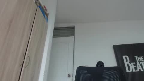 Snapshot of lucifferr_ chatting on 02-24-25, 01:21 leonel online show from 02-24-25, 01:21