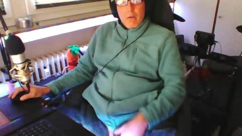 Snapshot of luckyfreak1 chatting on 05-15-26, 07:15 call me Stefan online show from 05-15-26, 07:15