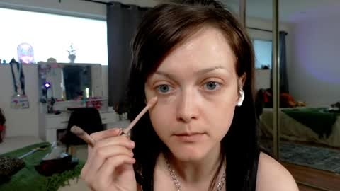 Snapshot of luckyjadestone chatting on 05-25-26, 01:33 Jade online show from 05-25-26, 01:33