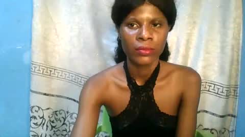 Snapshot of luckymadequeen chatting on 06-19-26, 01:21 Gloria online show from 06-19-26, 01:21